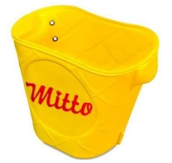 Canasta recolectora Mitto amarilla con logo rojo, vista en ángulo superior mostrando su interior y ojales metálicos para sujeción.