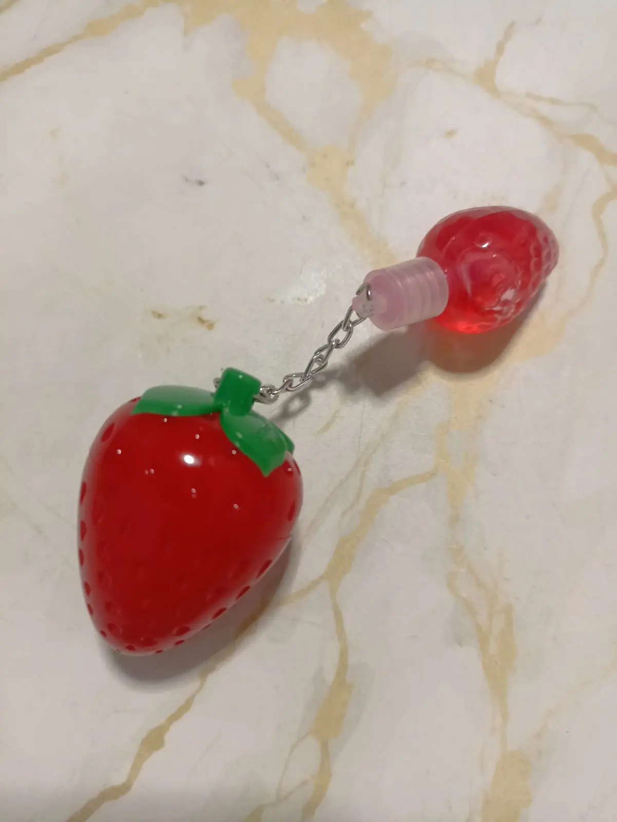 Bálsamo labial hidratante con brillo y diseño de fresa - Protege tus labios mientras aporta luminosidad natural - Imagen 3
