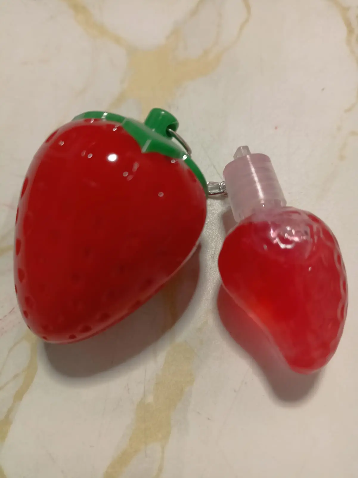 Bálsamo labial hidratante con brillo y diseño de fresa - Protege tus labios mientras aporta luminosidad natural - Imagen 4