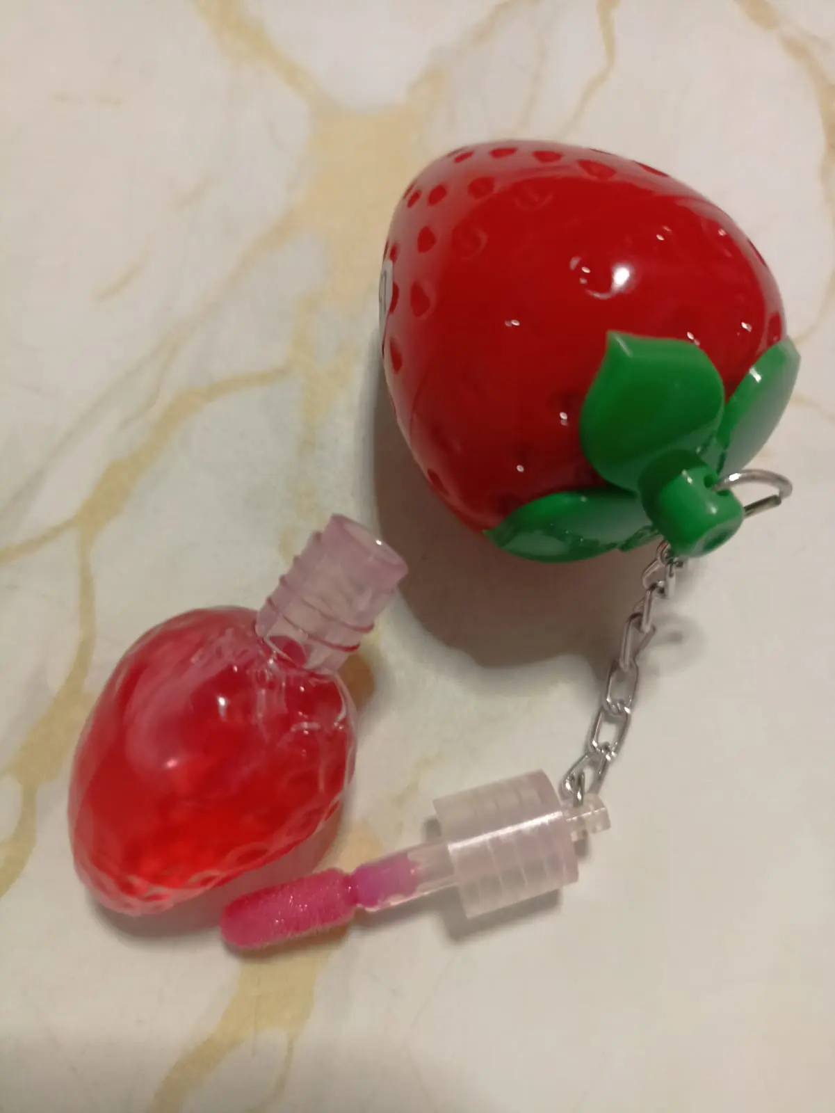 Bálsamo labial hidratante con brillo y diseño de fresa - Protege tus labios mientras aporta luminosidad natural