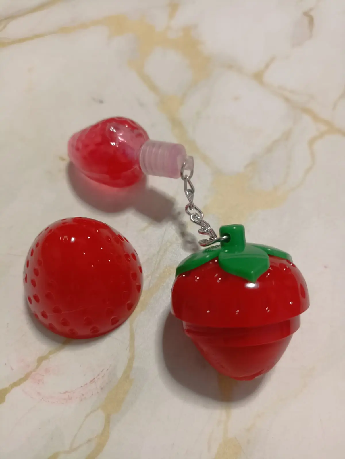 Bálsamo labial hidratante con brillo y diseño de fresa - Protege tus labios mientras aporta luminosidad natural - Imagen 2