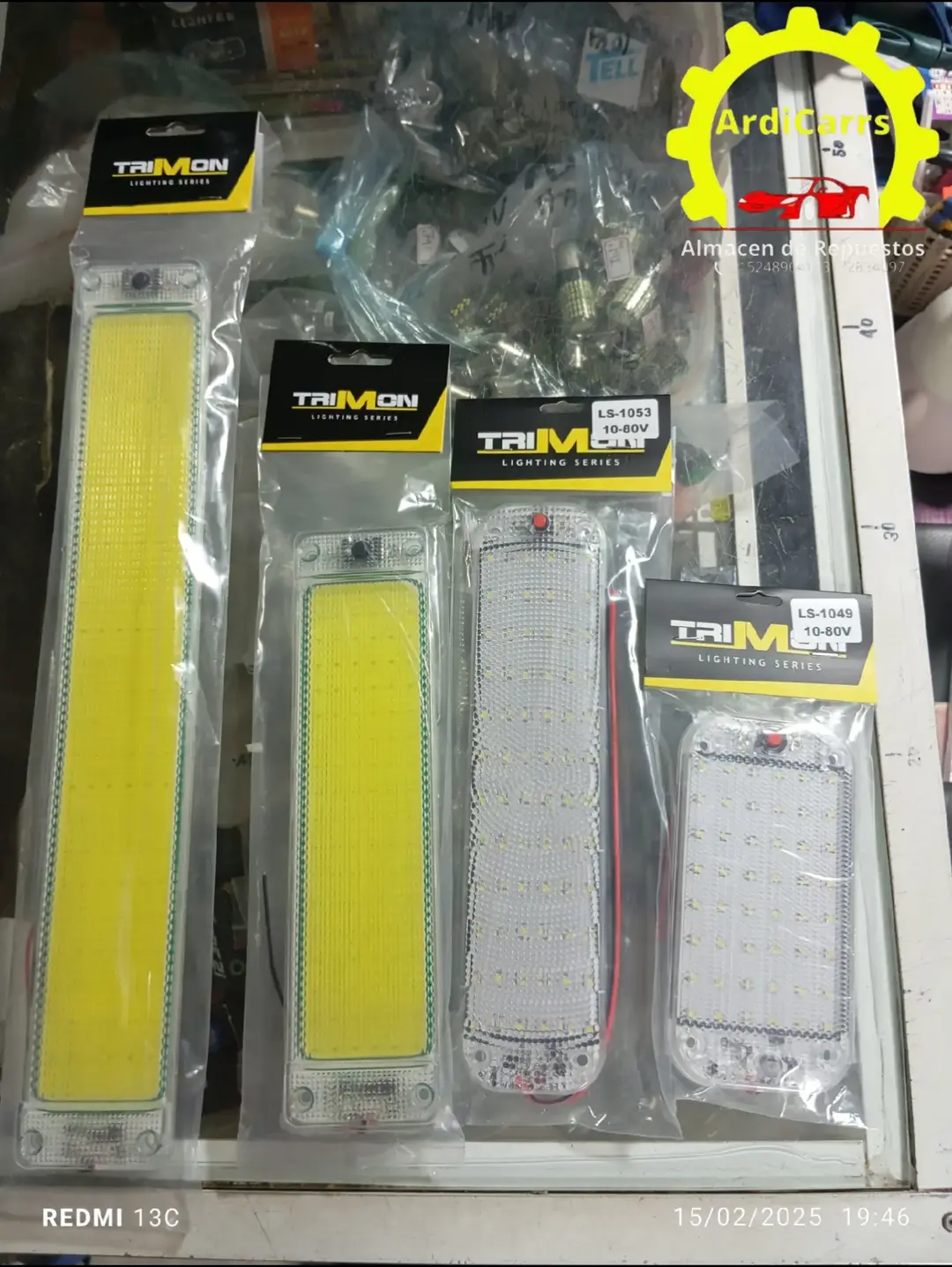 Cuatro tamaños de plafones LED rectangulares TRIMON para vehículos, con luz amarilla y blanca, empacados individualmente en bolsas plásticas transparentes.