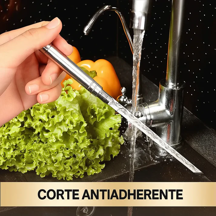 Cuchillo portátil tipo bolígrafo con hoja de acero inoxidable de corte antiadherente siendo lavado bajo el grifo en una cocina.