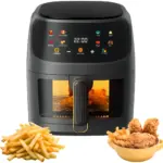 Freidora de aire digital Xhome negra con panel táctil, ventana transparente y detalles dorados, junto a papas fritas y pollo crujiente.