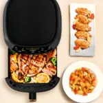 Freidora de aire digital Xhome negra con pollo a la parrilla, limón y brócoli, junto a platos con pollo y bocaditos crujientes.