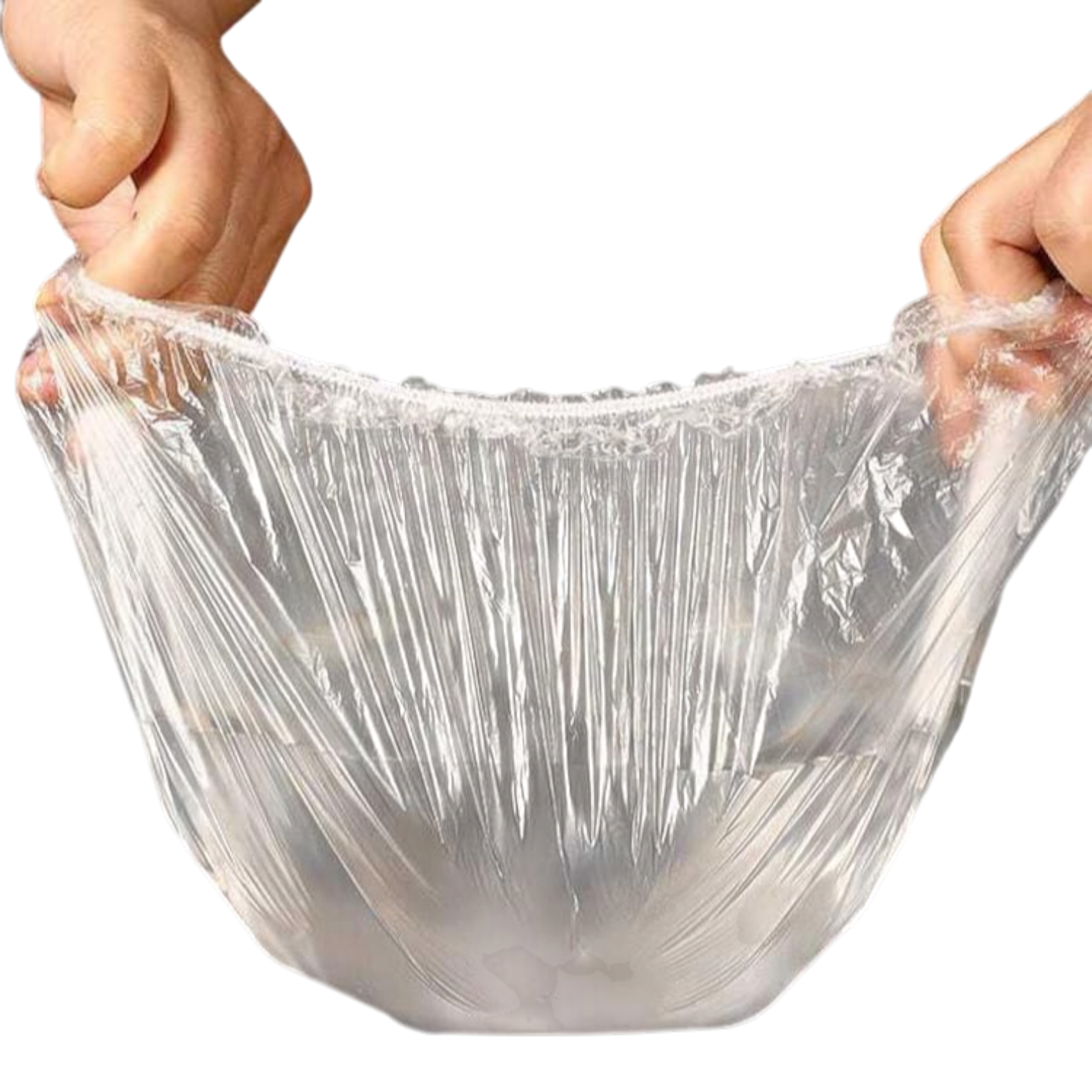 Tapa elástica transparente de plástico con borde ajustable, sostenida por dos manos para mostrar su flexibilidad y capacidad de estiramiento.