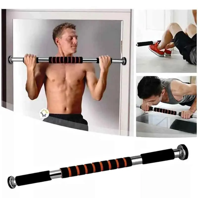 Barra de ejercicios para puerta de acero con agarres de espuma antideslizante negra y naranja, mostrada en uso para dominadas, abdominales y flexiones.