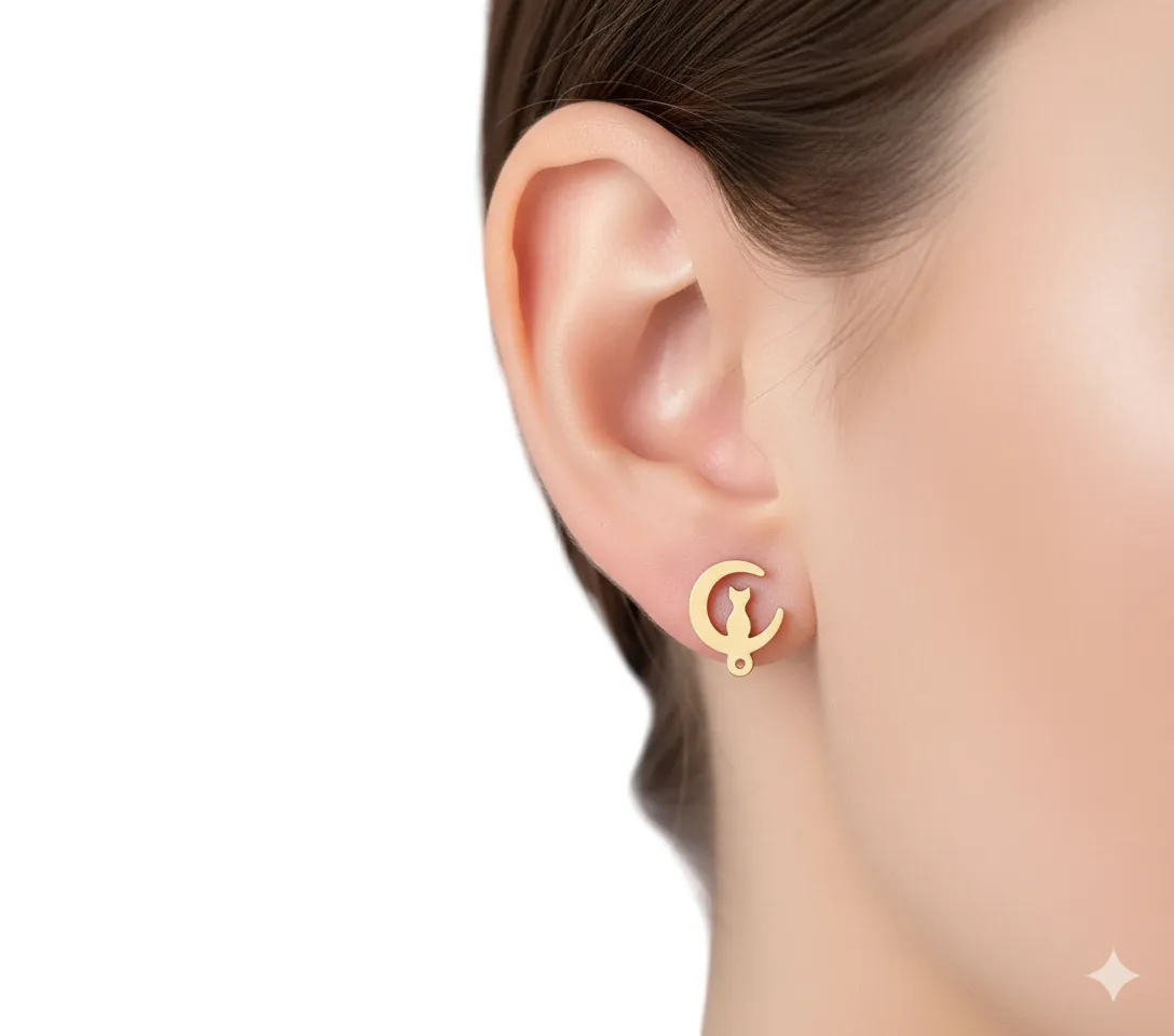 Arete topito dorado de acero inoxidable con diseño de gato en luna creciente, lucido en la oreja de una mujer.