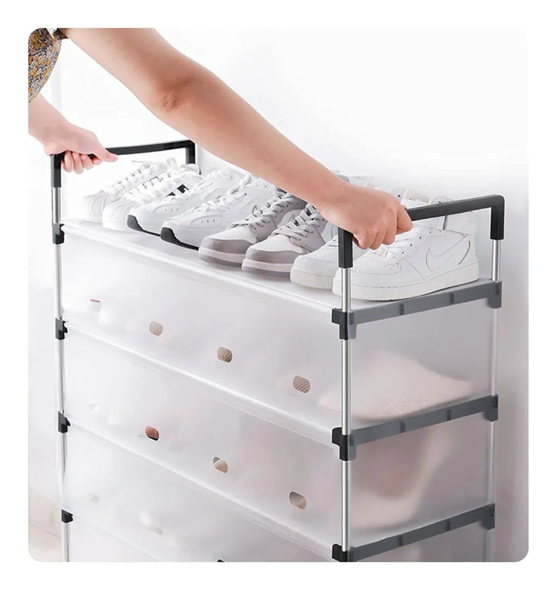 Zapatera organizadora de 6 niveles con estructura metálica y paneles traslúcidos, mostrando una mano colocando calzado deportivo en la parte superior.