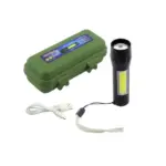 Linterna LED negra con luz lateral, estuche verde oliva y cable de carga USB blanco.