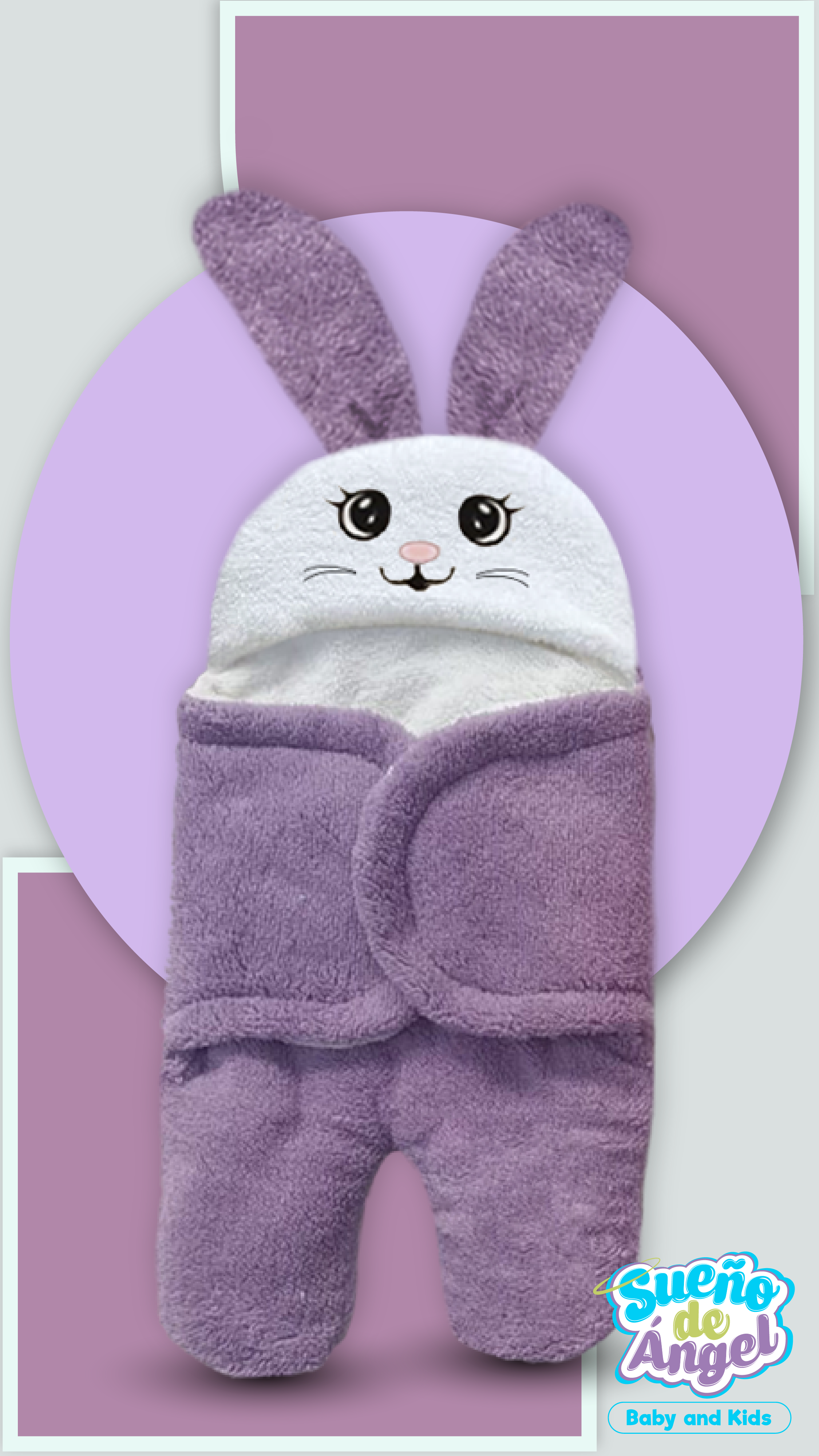 Saco de dormir infantil de felpa morada con capucha blanca de diseño de conejo y orejas largas. Textura suave y acogedora.