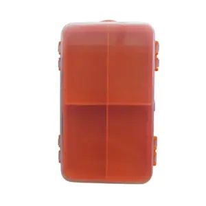 Caja organizadora de pesca naranja translúcida con cuatro compartimentos internos y cierres laterales de seguridad.