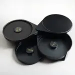 Escarchador de cócteles negro mate con tres bandejas para jugo de limón, azúcar y sal, con etiquetas doradas para preparación profesional.