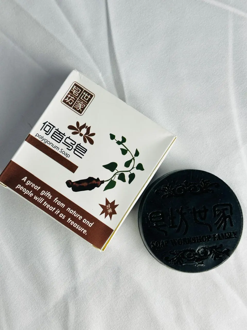 Shampoo en barra negro artesanal de polygonum con caja blanca, diseño botánico, marca soap workshop family y texto en inglés y chino