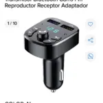 Transmisor FM Bluetooth para carro color negro con pantalla digital, dos puertos USB y botones de control para música y manos libres.