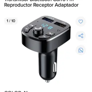Transmisor FM Bluetooth para carro color negro con pantalla digital, dos puertos USB y botones de control para música y manos libres.