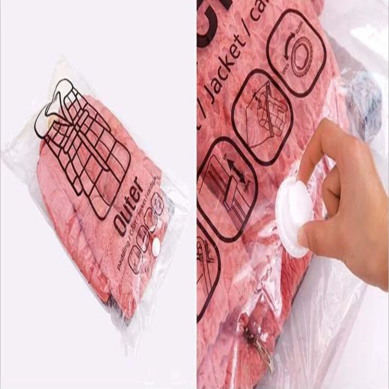 Bolsa de compresión transparente con válvula blanca, ropa rosada en su interior y gráficos de instrucciones impresos.