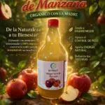 Botella de vinagre de manzana orgánico April Natural's con la madre, rodeada de manzanas rojas frescas en un entorno natural iluminado.