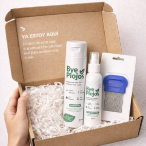 Caja abierta de cartón con kit Bye Piojos: shampoo de 375ml, spray repelente de 150ml y peine metálico para eliminar piojos y liendres de forma natural.