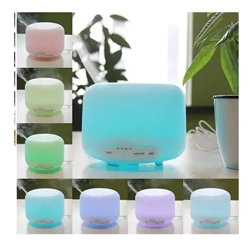 Difusor de aromas ultrasónico de 500 ml en azul translúcido con luz LED, con variantes en colores pastel que emiten vapor.