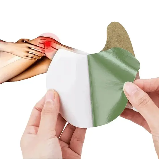 Parche autocalentamiento para rodilla con forma anatómica, color verde y blanco, siendo despegado por manos para alivio del dolor articular.