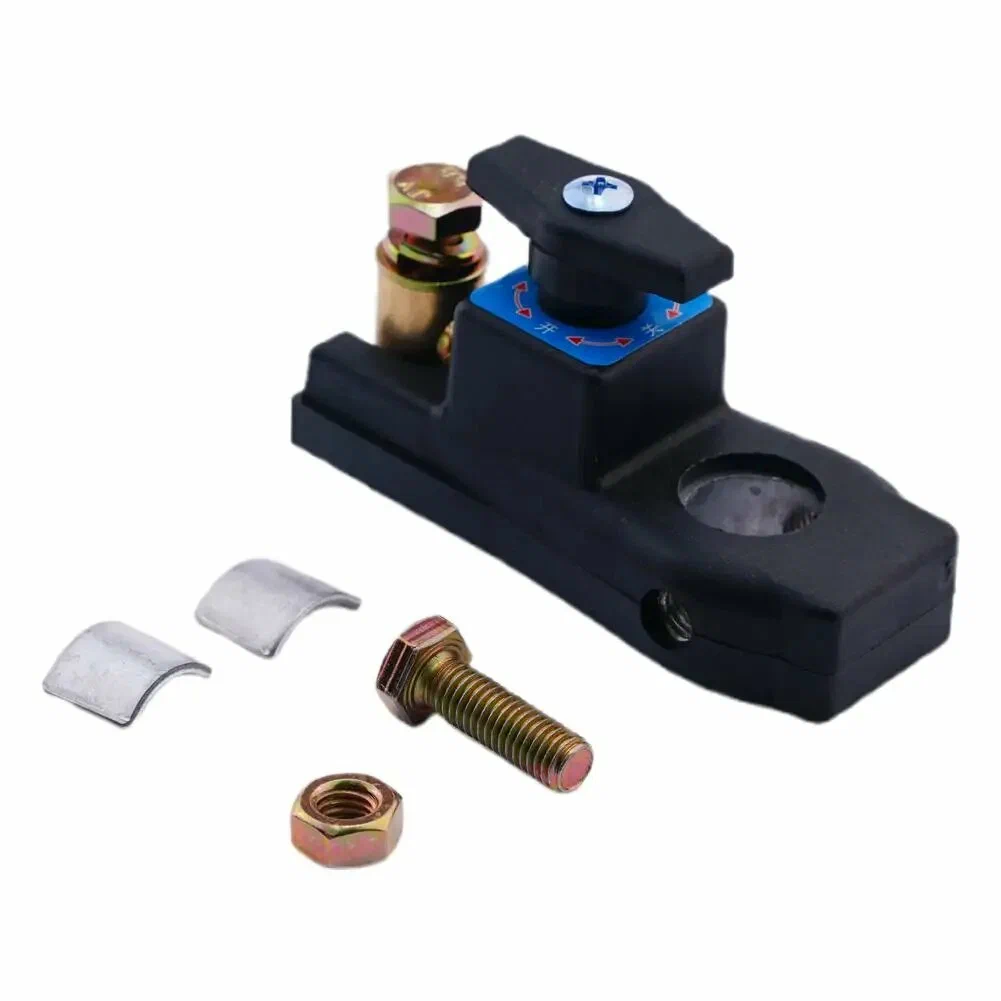Interruptor negro de desconexión de batería con borne giratorio, tornillo, tuerca y dos adaptadores metálicos en plano inclinado.