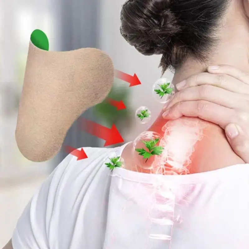 Parche de moxibustión beige para el cuello con hierbas, aplicado para aliviar dolor cervical y mejorar la circulación muscular en la espalda.