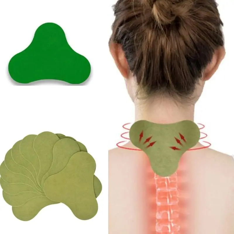 Parche de moxibustión verde con forma triangular para aliviar dolor cervical, aplicado en la nuca de una persona y mostrado en pila junto a un diseño aislado.