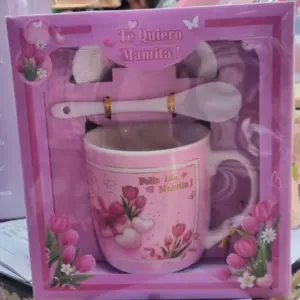 Set de regalo rosa para el Día de la Madre en caja, incluye taza de cerámica con diseño floral, cuchara blanca y platillo.