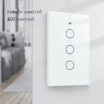 Interruptor inteligente wifi táctil de tres botones blanco en vidrio templado instalado en pared con indicador inalámbrico visible.