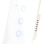 Interruptor inteligente WiFi de tres botones táctiles en vidrio templado blanco visto en perspectiva con luz LED azul en cada botón.