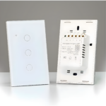 Interruptor inteligente wifi de tres botones táctiles en color blanco, mostrando la placa frontal de vidrio templado y el mecanismo trasero con terminales de conexión.