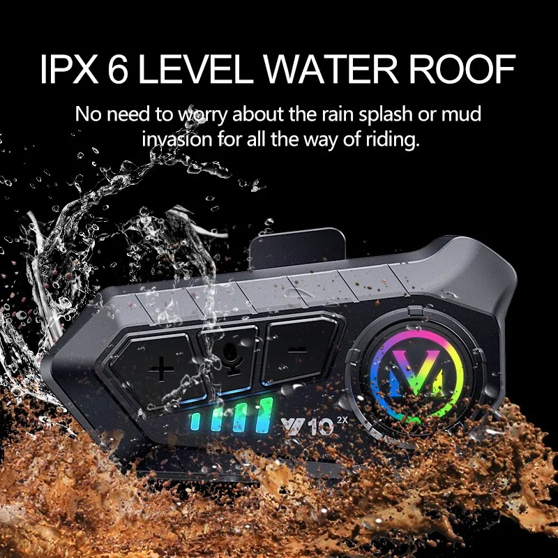 Intercomunicador Bluetooth para casco negro con luces LED RGB, botones de control, salpicaduras de agua y barro.