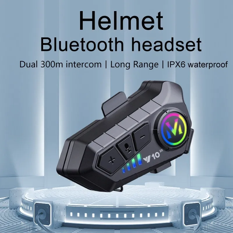 Intercomunicador Bluetooth negro para casco con luces LED de colores, botones de control de volumen y micrófono, sobre base iluminada.