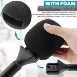 Mano colocando espuma negra de textura porosa sobre adaptador de mano para micrófono inalámbrico, ideal para reducir ruido y viento.