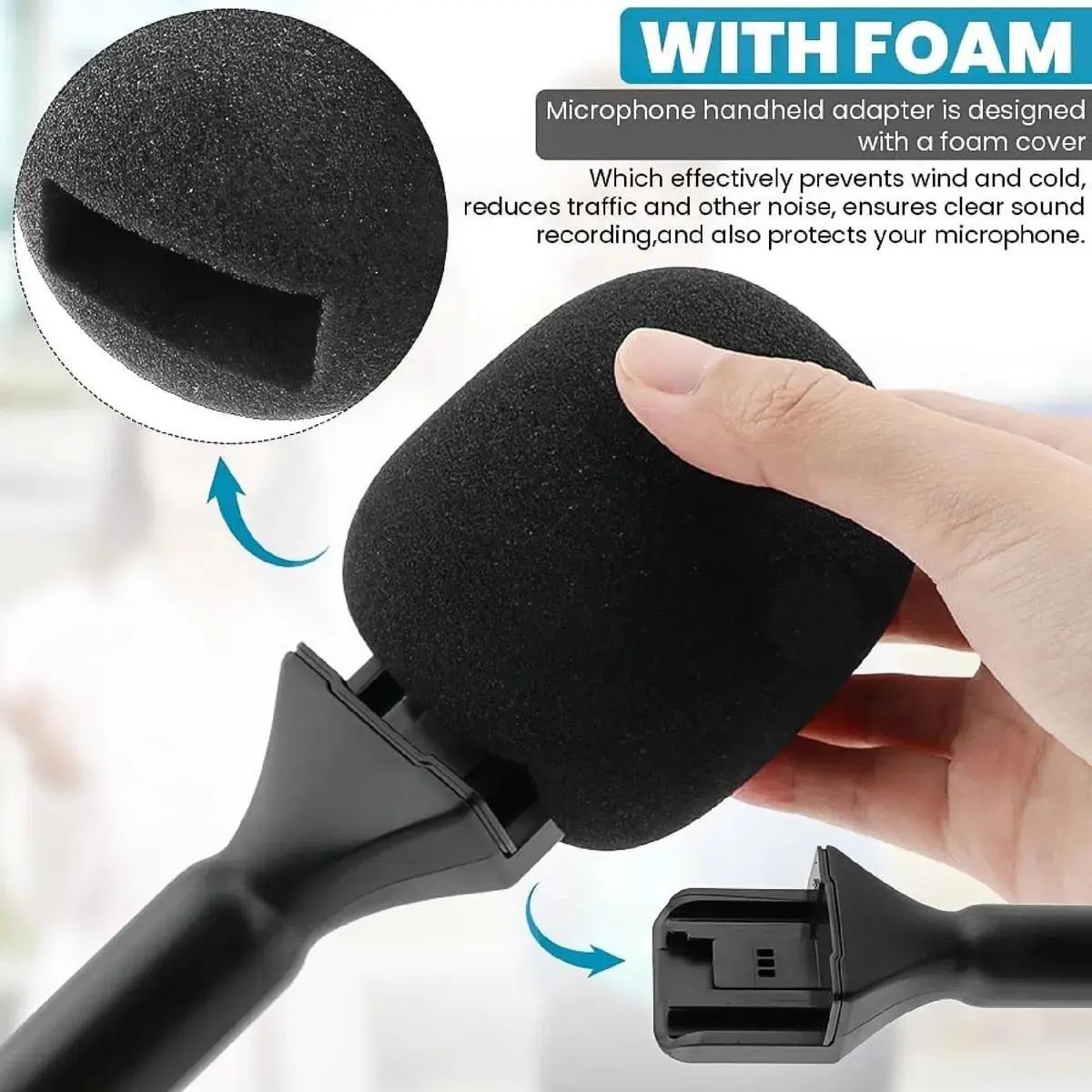 Mano colocando espuma negra de textura porosa sobre adaptador de mano para micrófono inalámbrico, ideal para reducir ruido y viento.