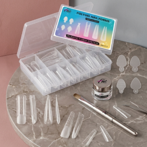 Kit de moldes duales transparentes para uñas, organizador plástico, pincel doble y gel sobre base marmolada.