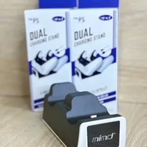 Cargador dual mimd para controles, color negro con bordes blancos, junto a sus cajas de empaque sobre una superficie de madera clara.