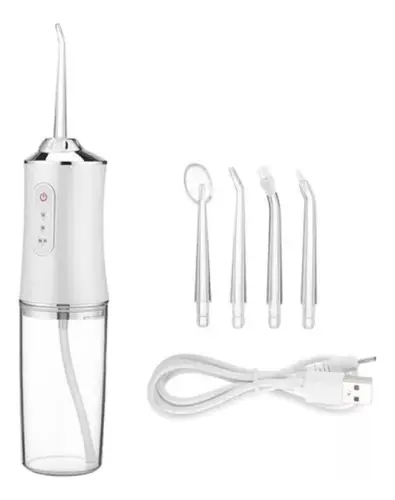 Irrigador bucal eléctrico blanco con depósito transparente, cuatro boquillas intercambiables y cable de carga USB enrollado al lado.