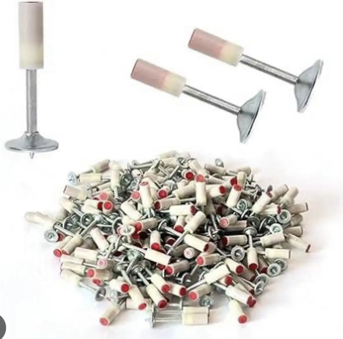 Montón de clavos para pistola remachadora de acero en aleación con cabeza plana y punta cilíndrica blanca y roja, y tres unidades sueltas arriba.