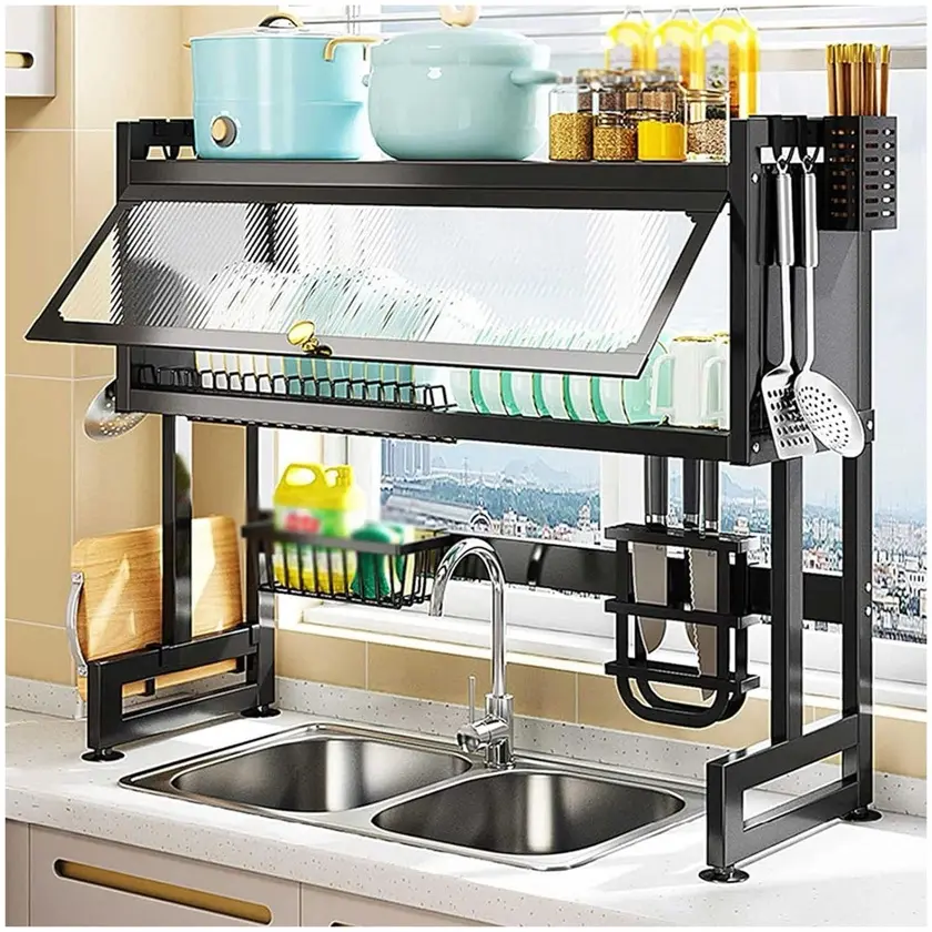 Escurridor de loza negro sobre lavaplatos con repisa superior, puerta abatible de vidrio, portacuchillos, soporte para tabla y organizador de utensilios.
