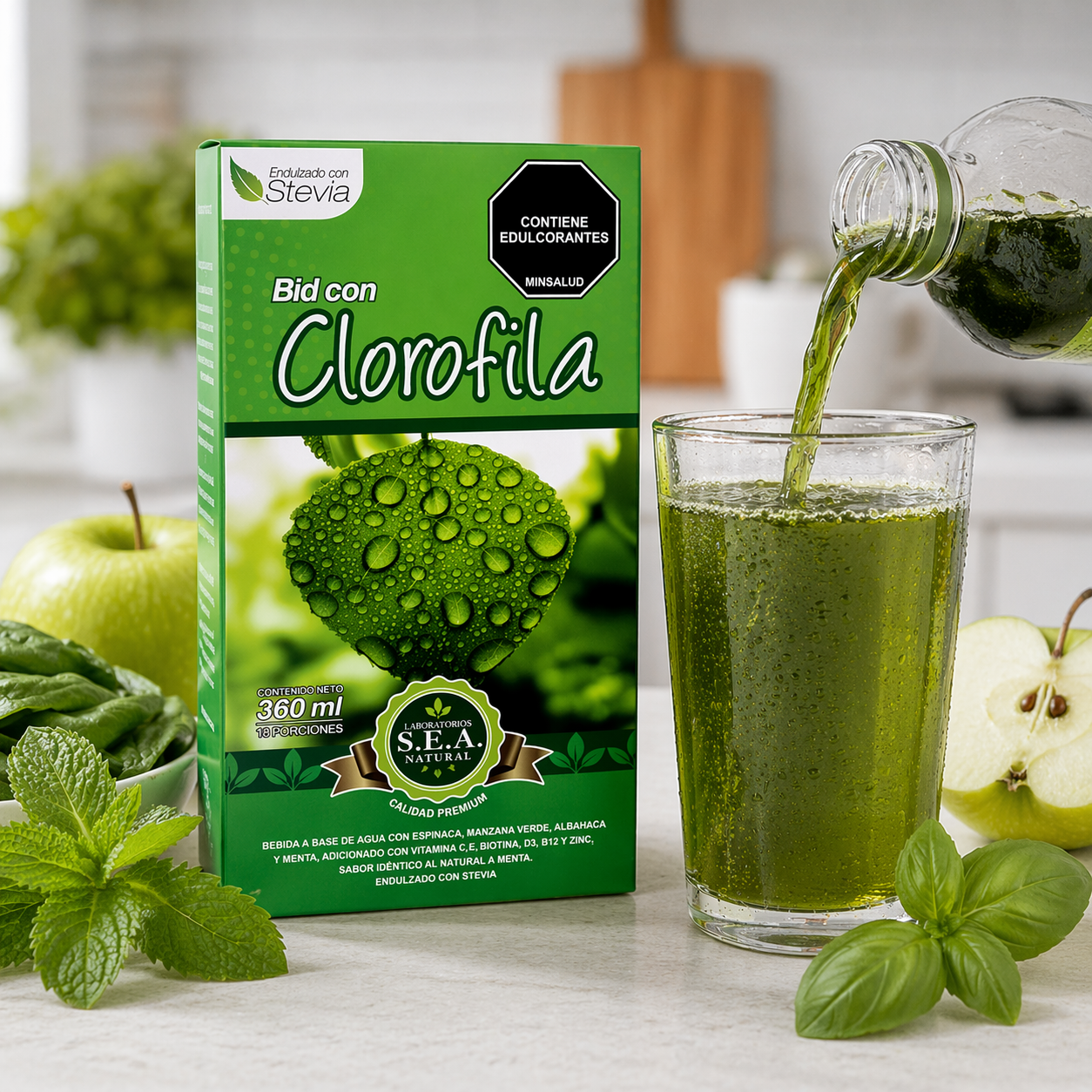 Caja verde de bebida con clorofila, vaso de jugo verde con botella vertiendo, manzana verde y hojas de menta en superficie clara.