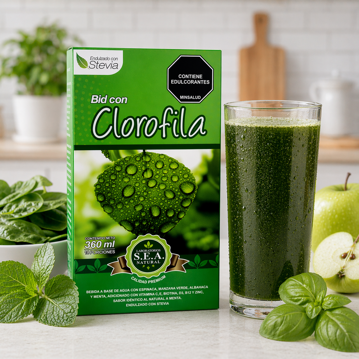 Caja verde de Bebida con Clorofila de 360 ml junto a un vaso de jugo verde, manzana, espinacas y hojas de menta en una cocina.