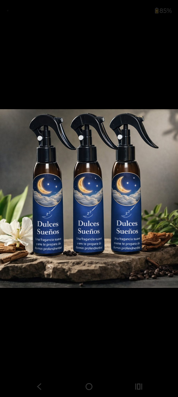 Tres spray de fragancia relajante para sábanas y almohadas con etiqueta azul nocturna de luna, sobre piedra rústica.