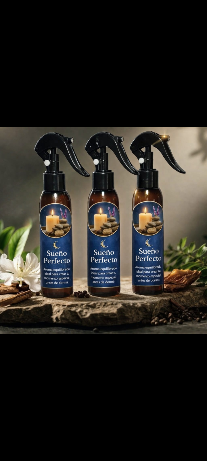 Set de tres botellas spray ámbar con atomizador negro de fragancia relajante, sobre piedra rústica y hojas verdes.
