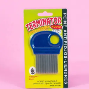 Peine antipiojos y liendres con dientes de acero inoxidable y mango azul, presentado en empaque de cartón amarillo con instrucciones de uso.