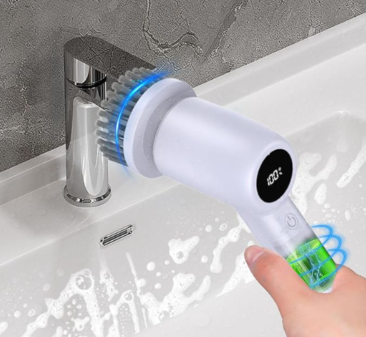 Cepillo eléctrico giratorio inalámbrico blanco con pantalla digital, limpiando el grifo y lavabo con espuma.