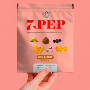 Empaque rosa de 7.PEP, purgante natural en polvo sabor naranja de 50g con ilustraciones de frutas, sostenido por una mano sobre fondo rosa.