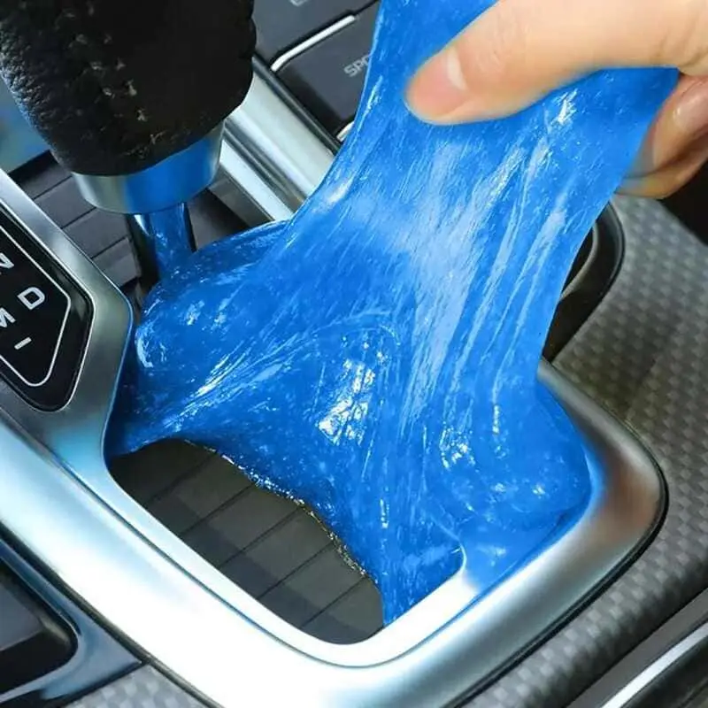 Gel limpiador adhesivo azul elástico usado para remover suciedad de la consola y rejillas de un automóvil.