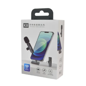 Empaque blanco del micrófono inalámbrico K8 con de smartphone, receptor y micrófono de solapa negro para grabación de vlogs.